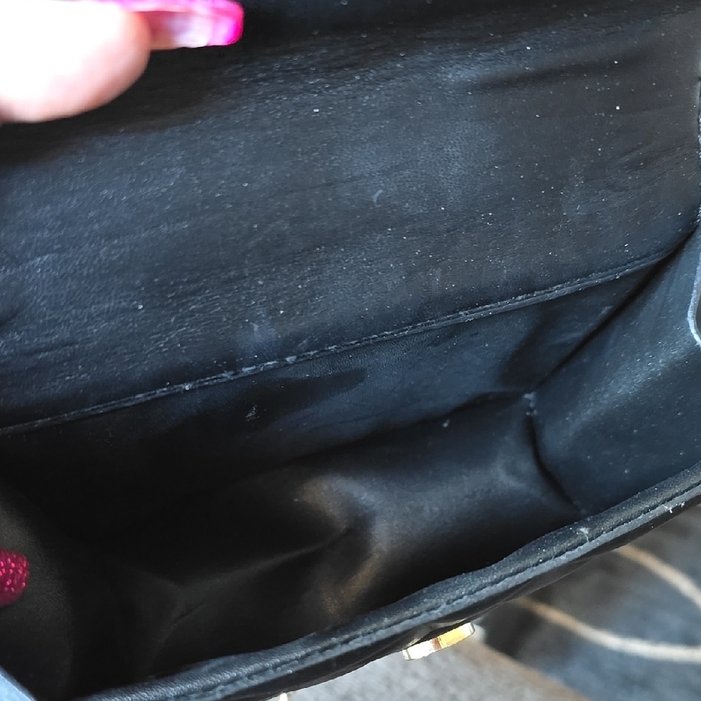 Elegant Black Quilted Bag with Gold Chain - Picture 4 of 6